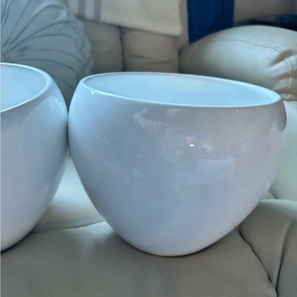 🌹PLANT POTS TWO EXACTLY THE SAME BEAUTIFUL GLOSSY WHITE BRAND NEW🌺